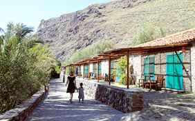 Fernab vom touristischen Trubel wohnen Sie in landestypischen Steinhäusern.
